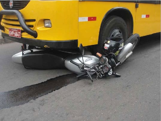 Motoqueiro não para em cruzamento e bate em ônibus escolar
