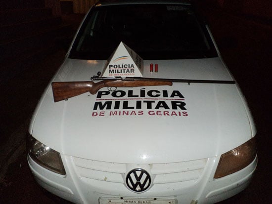 PM apreende fuzil calibre 12 em Itambé do Mato Dentro