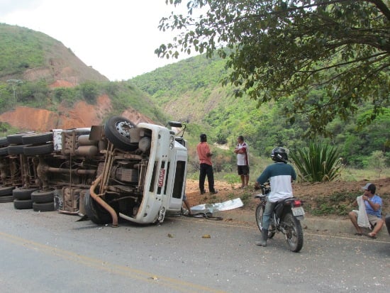 Motorista escapa ileso de acidente com carreta