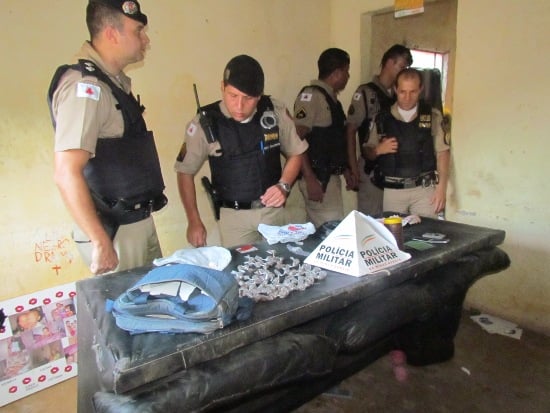 PM apreende mais de 100 buchas de maconha, cocaína e crack no Madre Maria