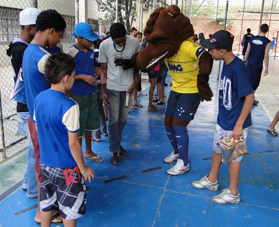 Sada Cruzeiro retribui atenção e faz clínica de vôlei em escola do Teresópolis