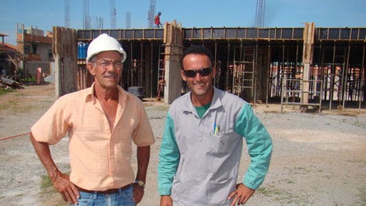 Construção vai bem, obrigado, dizem devotos