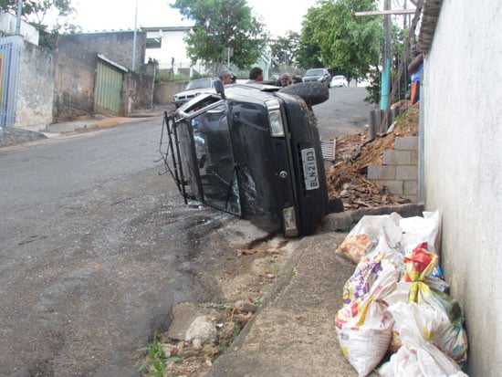 Sem controle, Uno capota morro abaixo na Vila Piedade