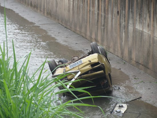 Motorista perde controle de Chevette e cai no canal do bairro Praia