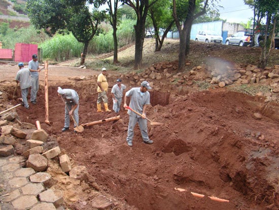 Secretaria de Obras conserta crateras que abriram na Vila Paciência em Itabira