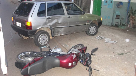 Rapaz inabilitado sofre fratura na perna ao bater moto em Uno
