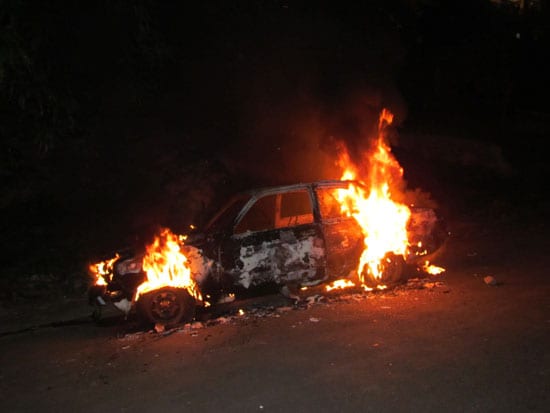 Homem briga com a mulher e põe fogo no próprio carro