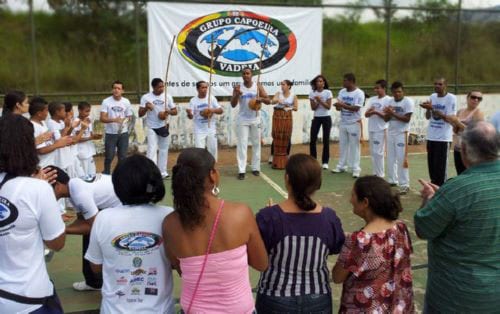 Grupo Vadeia homenageia mães com roda de capoeira