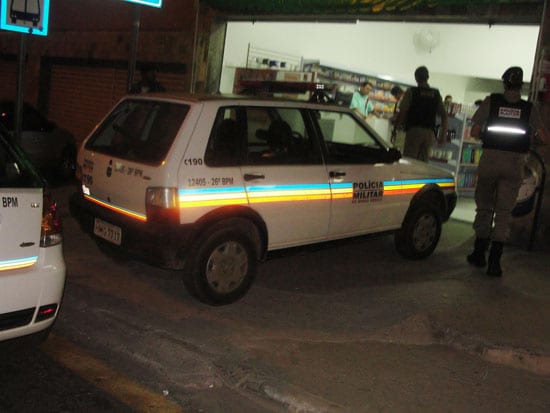 Bandido rende funcionários e leva R$100 de farmácia