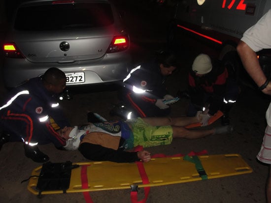 Rapaz perde controle de bicicleta, bate em carro estacionado e tem suspeita de fratura