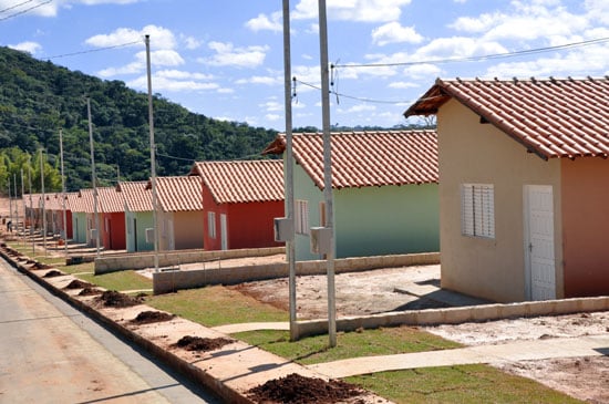 Mais 50 famílias de São Gonçalo do Rio Abaixo recebem as chaves da casa própria