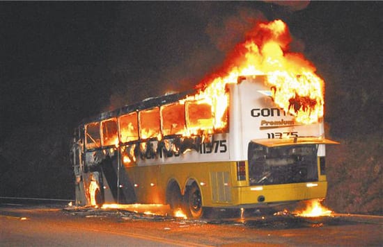 Acidente entre ônibus da Gontijo e moto mata uma pessoa na BR-381