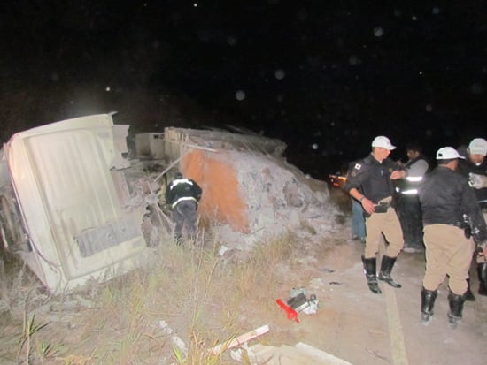 Caminhão carregado com cal tomba na rodovia que liga Itabira a Nova Era