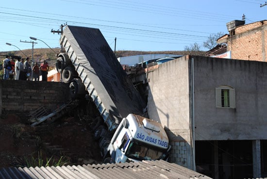 Carreta cai sobre casa no Loanda em Monlevade
