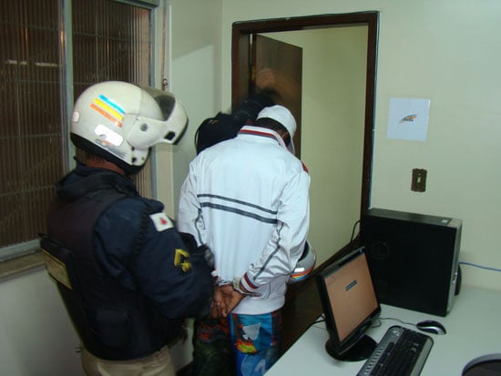 Polícia encontra maconha, crack, revólver e facas em casa de adolescente