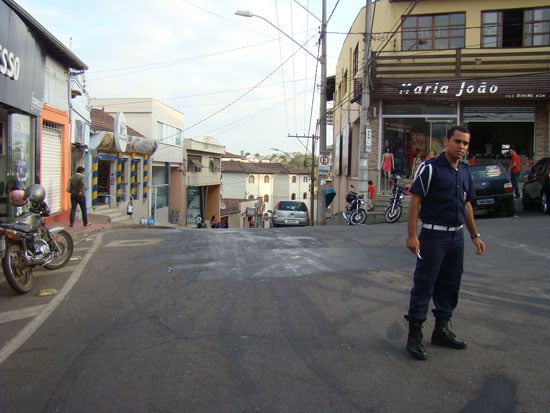 Óleo na pista causa acidente e interdita rua São José