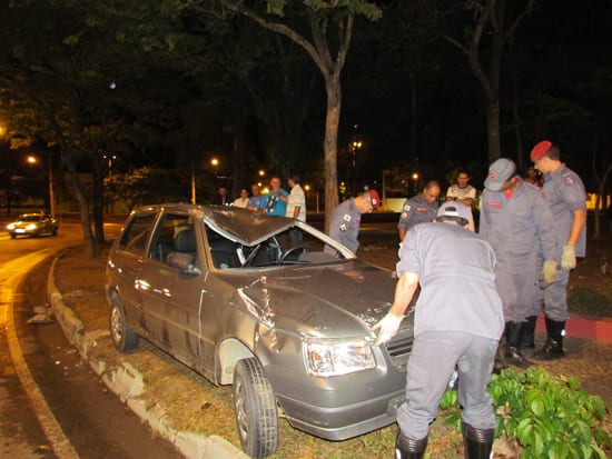 Motorista capota Uno na praça Acrísio Alvarenga