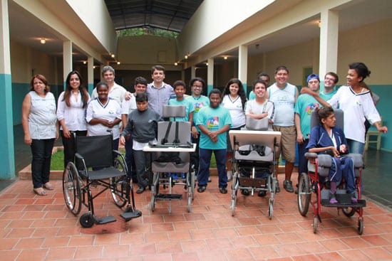 Apae recebe doação de cadeiras de rodas em João Monlevade