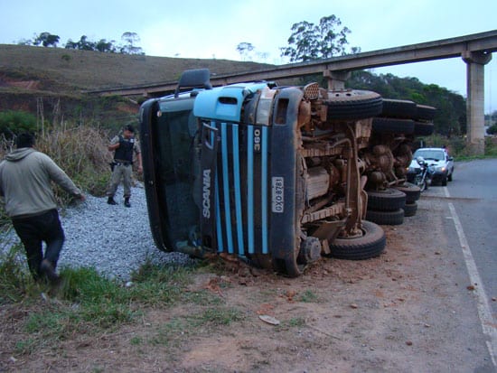 Caminhão tomba e deixa motorista ferido no Laboriaux