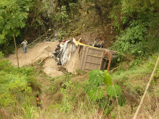 Homem morre após carreta sair da pista e cair de 28m de altura