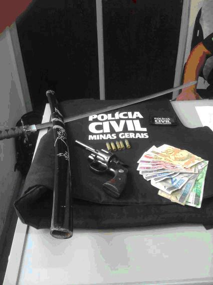 Policias prendem traficantes e apreendem até espada ninja em São Gonçalo