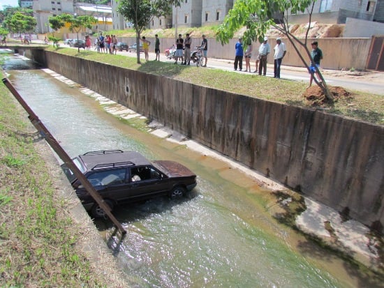 Homem cai com carro em canal e foge pelo esgoto