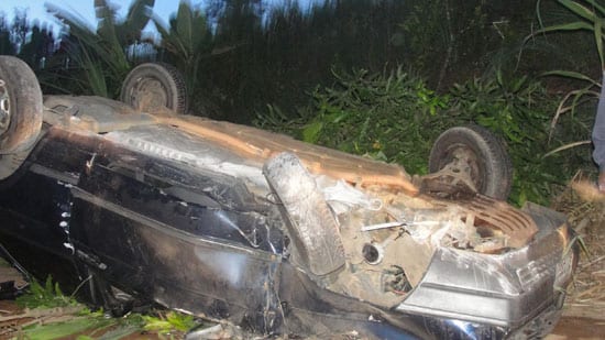 Homem embriagado capota carro com 150 litros de cachaça