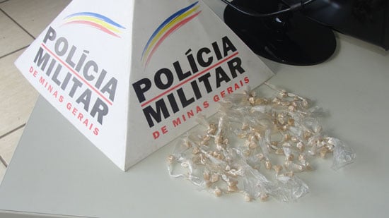 Rotam apreende 102 pedras de crack no Chacrinha, em Itabira