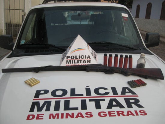 PM apreende espingarda que era usada em ameaças em Ferros