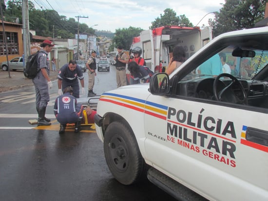 Sem habilitação, motoqueiro de 21 anos bate em carro dentro de rotatória