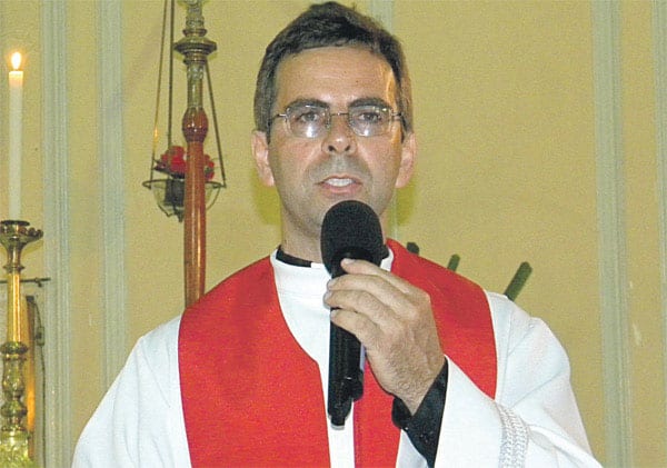 Cartas sobre caso de padre mostram desencontro de informações