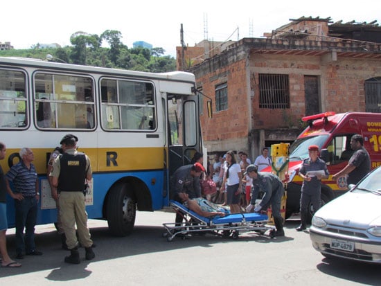 Motoqueiro bate em ônibus, fica nervoso e foge do local com ajuda de colegas