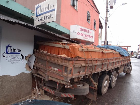 Caminhão carregado com telhas perde freio e invade salões de beleza