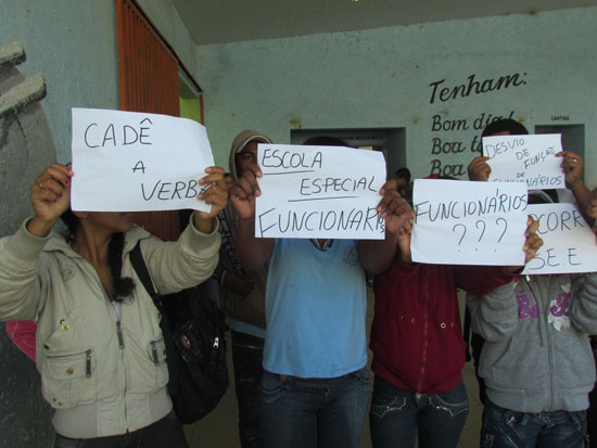 Alunos da Escola Fazenda da Bethânia protestam contra a falta de professores e merenda