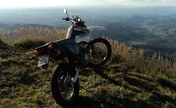 Moto é roubada no Caminho Novo por bandido armado