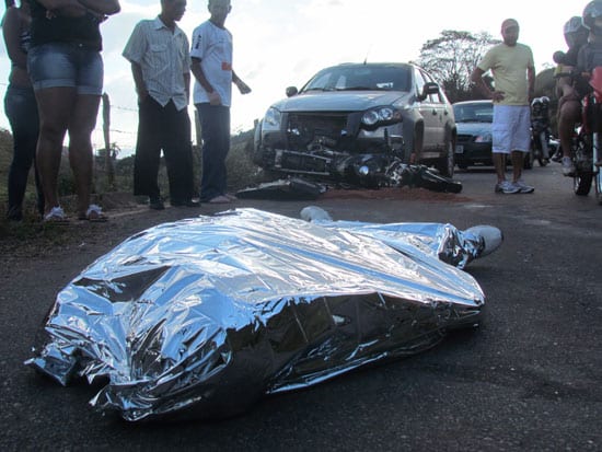 Jovem morre após perder controle de moto e bater contra um carro
