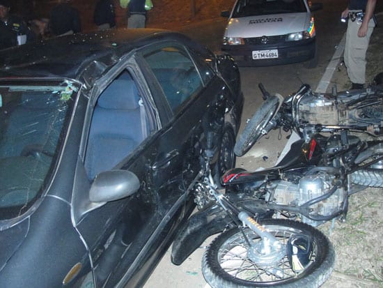 Motoqueiros erram saída de estacionamento e caem sobre veículo no Parque de Exposições