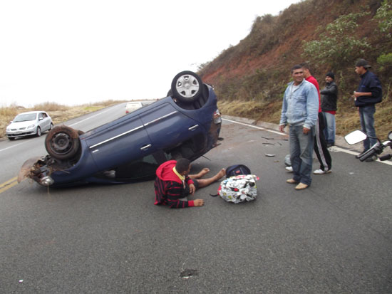 Corsa capota na BR-381, próximo a Nova Era, e deixa três pessoas feridas