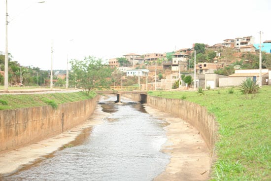 Prefeitura de Itabira promove limpeza do canal do Gabiroba
