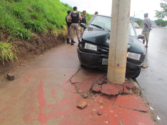 Motorista perde controle de Uno e bate em poste na Mauro Ribeiro
