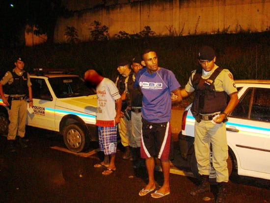 Dois são detidos com revólver carregado e droga no bairro Praia