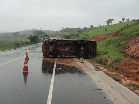 Furgão capota na rodovia que liga Itabira à BR-381