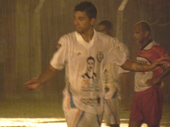 Debaixo de temporal, Renan Oliveira e amigos jogam pela solidariedade