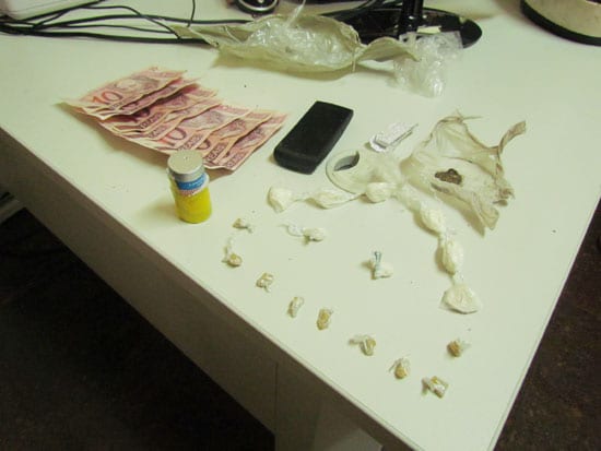 PM flagra jovens com crack, cocaína e maconha em linha férrea