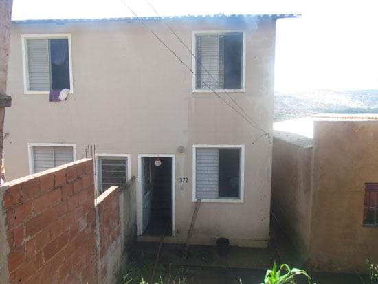 Casa pega fogo no bairro Monsenhor José Lopes