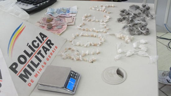 PM apreende 117 pedras de crack, 9 papelotes de cocaína e 35 buchas de maconha