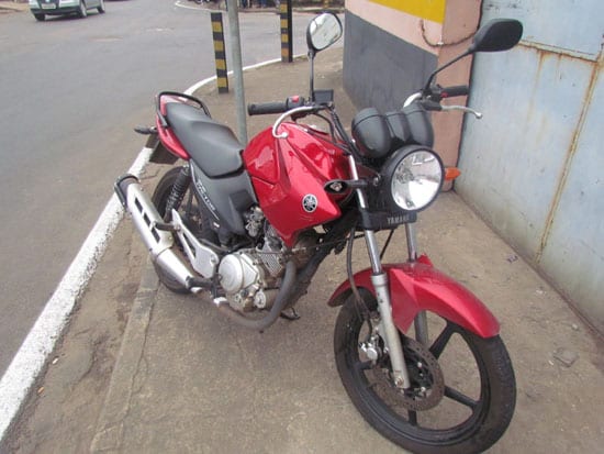 Motos batem em cruzamento e dois ficam feridos
