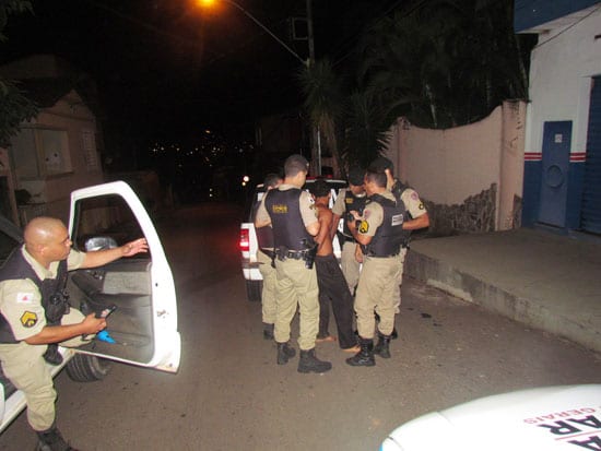 Homens assaltam posto e voltam à região do crime para vender notebooks