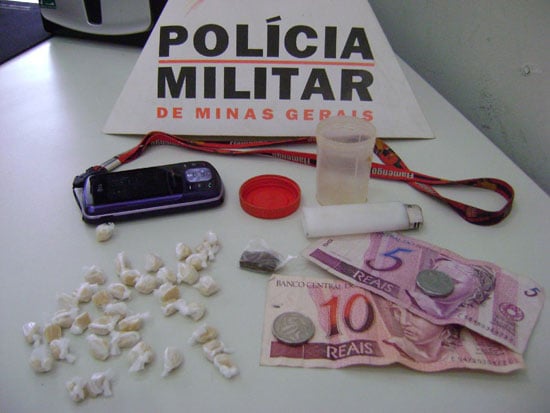Adolescente de 17 anos é apreendido com 38 pedras de crack e maconha