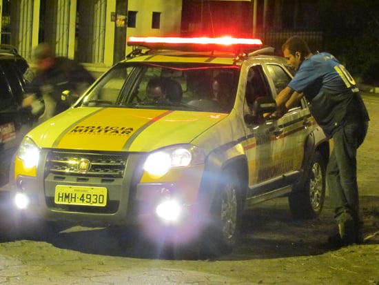Ladrões obstruem rodovia com troncos de árvore e roubam carro na Estrada do Forninho
